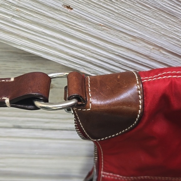 Dooney & Bourke Wayfarer red shoulder bag - Picture 4 of 14